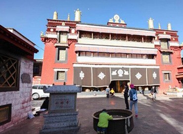 You will not only see an attraction by visiting Ramoche Temple, but also feel the sense of the history of precipitation.