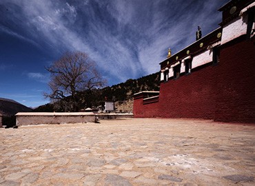 Reting Monastery was founded in 1057 by Zhongdunba, founder of the Kadam school, with a history of more than 900 years.
