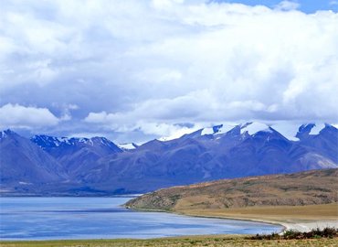 Lake Manasarovar is the most transparent fresh water lake in China. It supports life while the salt lake Rakshas Tal lies next to it supports no life.