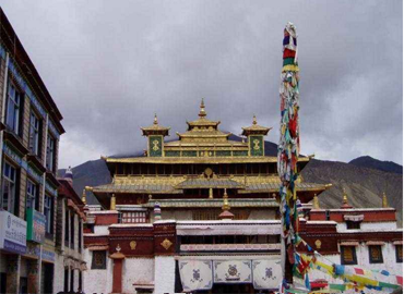 Lamaling temple is 30km south of Bayi.