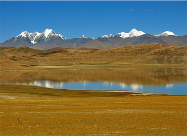 Standing by the lake and looking at the blue water, you will feel as if you are in a fairyland.