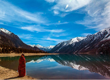 Rawoktso lake likes a mirror to reflect mountains.