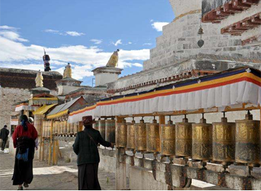 Standing on the entrance of Tashilhunpo,visitors can see the grand buildings with golden roofs and white walls