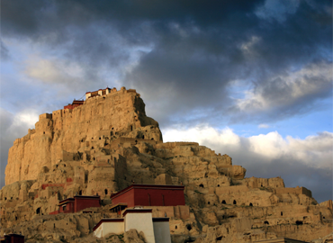In 1624, a Jesuit missionary and his companion arrived Guge Kindom. They saw irrigation canals and rich crops in what is now a dry and desolate land.