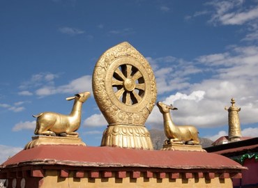 khang Temple has a beautiful golden roof, which will attract you when you get close to it. The golden roof of Jokhang Template. Ancient wooden beams and rafters can be found under the roof.