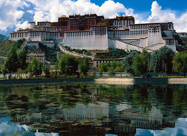 Famous as the “third pole of the world”, Tibet attracts more and more travelers to explore its beauty. Famous as the “third pole of the world”, Tibet attracts more and more travelers to explore its beauty.