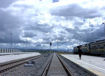 Many travelers like to fly to Lanzhou first then take train to Lhasa. Many travelers like to fly to Lanzhou first then take train to Lhasa.