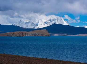 Lake Puma Yumco in Shannan prefecture is attractive.