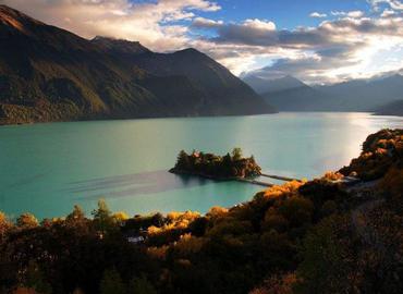 The best time to visit Draksum-tso Lake in Autumn, during which you can see the colorful forests around the lake.