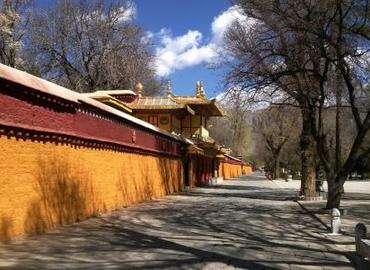 As the summer palace of Dala Lama, Norbulingka means precious garden in Tibetan language.