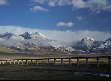 Enjoy the unique scenery along Qinghai-Tibet Railway. Enjoy the unique scenery along Qinghai-Tibet Railway.